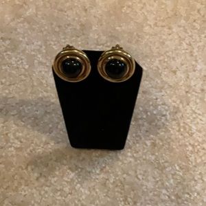 VINTAGE CLINER CLIP ON EARRING IN GOOD CONDITION.